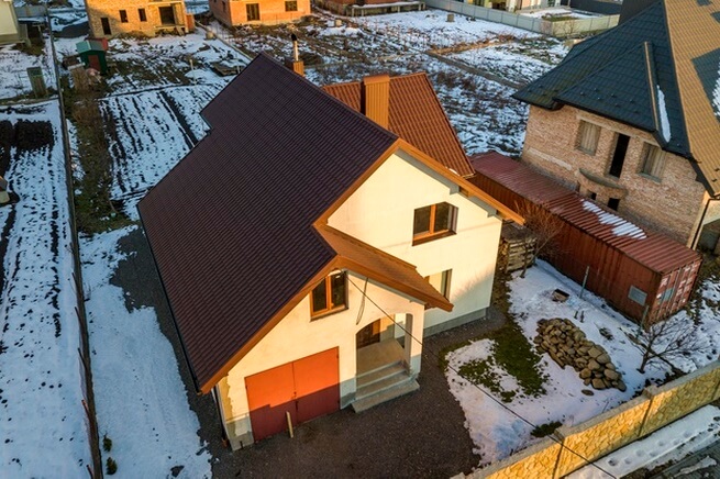 Budynek sąsiada w granicy działki